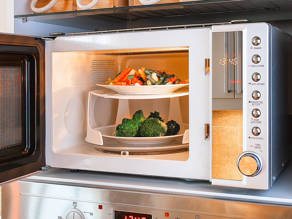 ¿Porque se calientan los alimentos en el microondas?