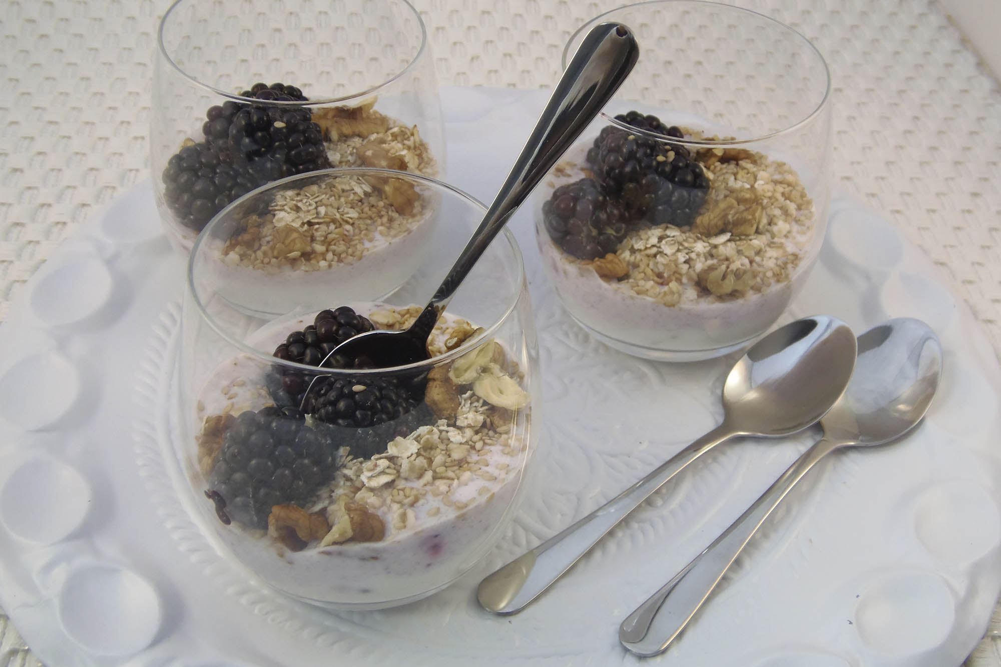 Yogur con moras y avena